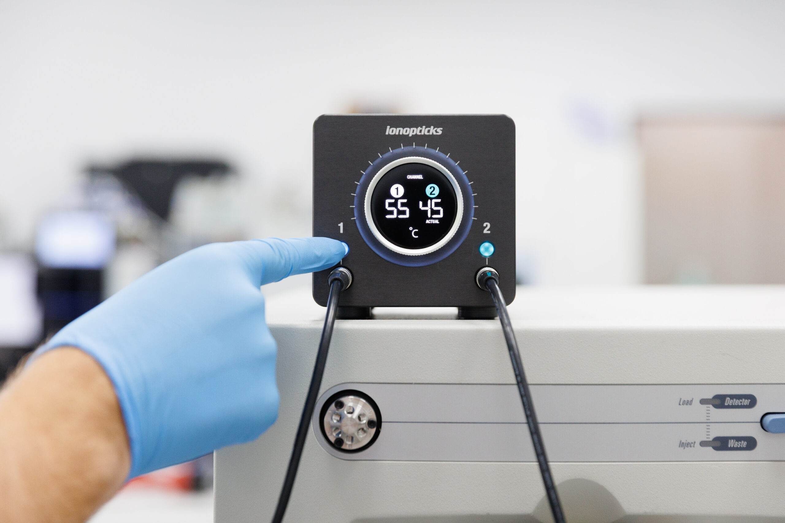 Hand adjusting IonOpticks HeatSync™ 2-Channel Controller unit