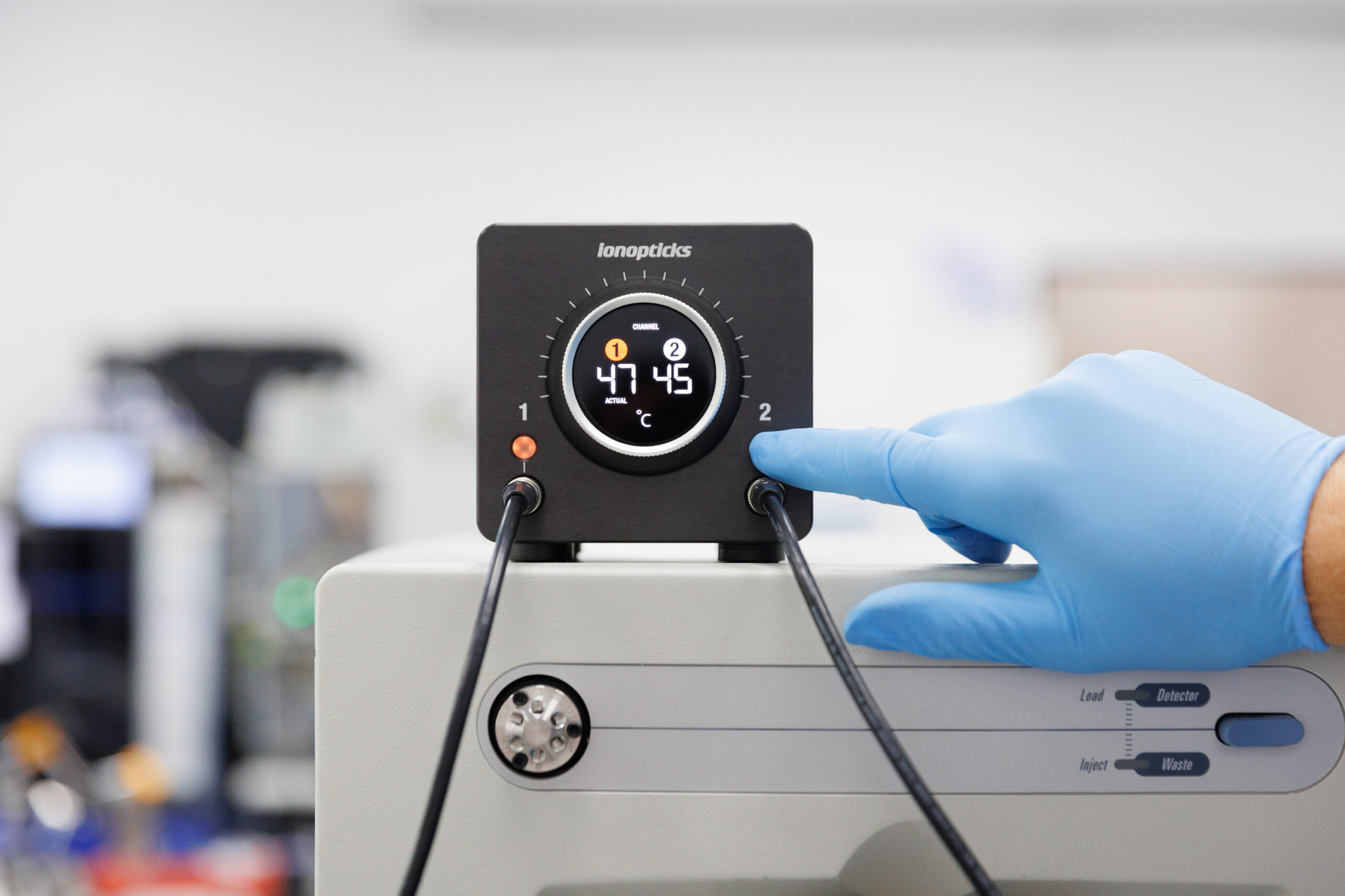 Hand adjusting IonOpticks HeatSync™ 2-Channel Controller unit