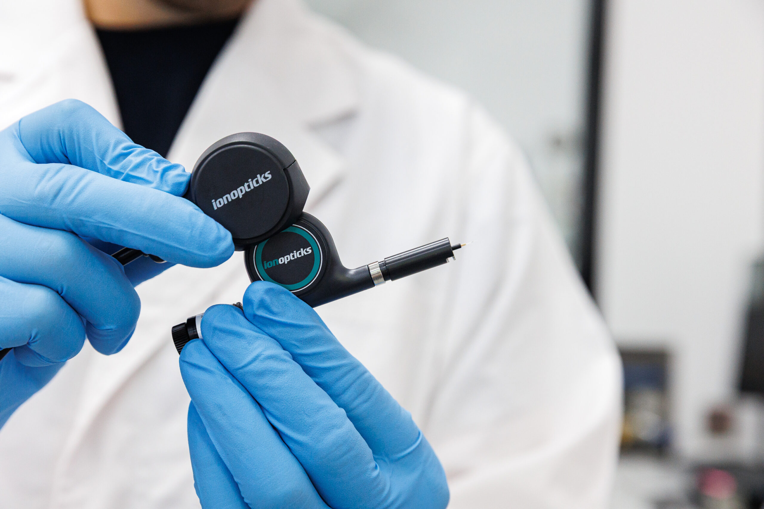 Scientist installing IonOpticks HeatSync™ Column Heater on UHPLC column on Mass Spec