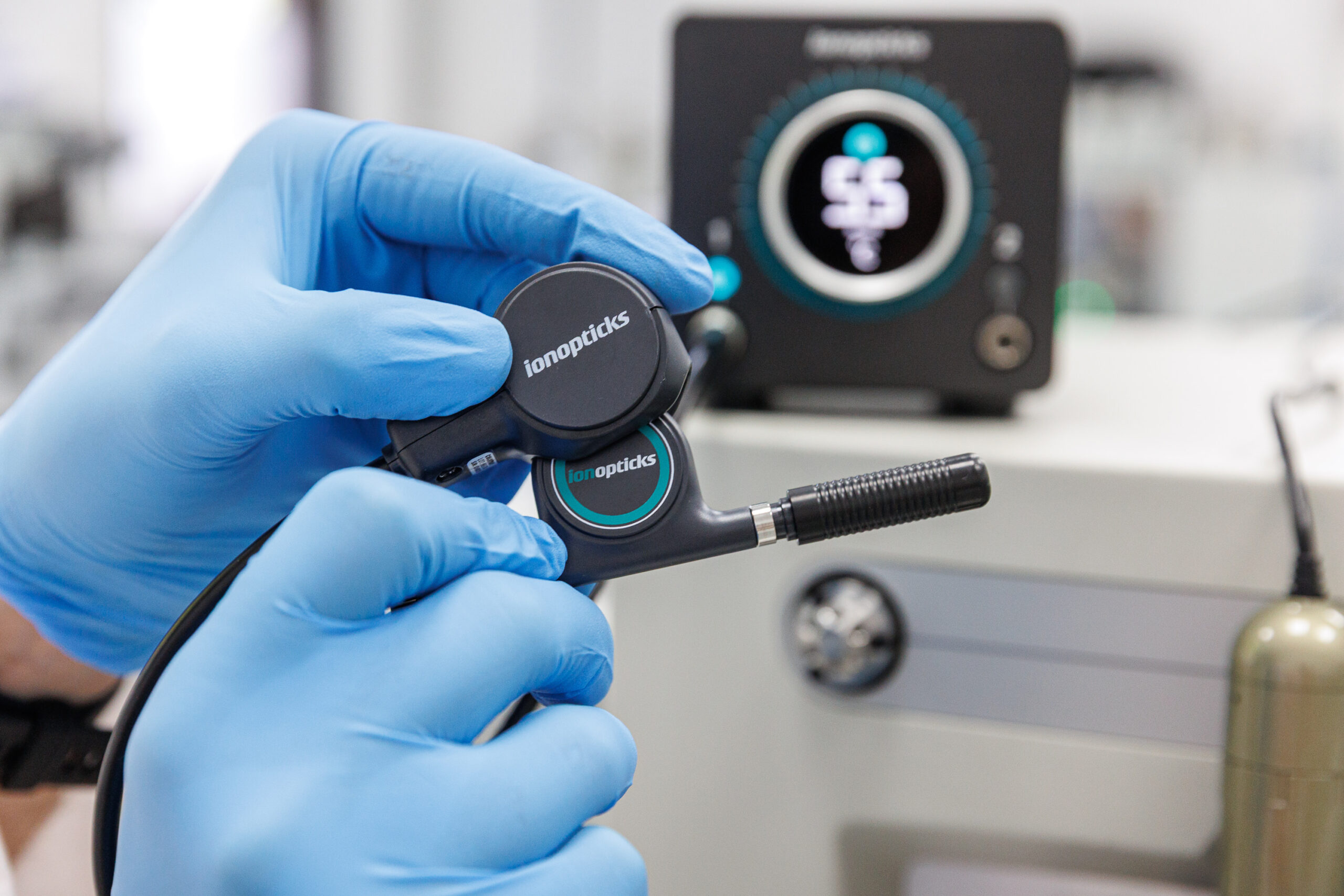 Ionopticks 8 cm x 75 µm ID, 1.7 µm C18 column with a heater being placed on it